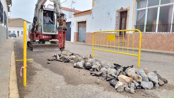 Inician las obras para continuar la canalización hidráulica del pozo de la carretera de Táliga