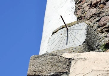 Reloj de sol con las líneas marcadas para una mejor visualización