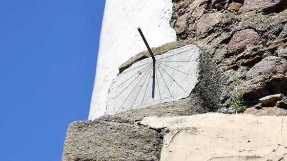 Reloj de sol con las líneas marcadas para una mejor visualización