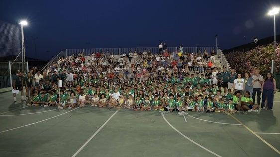 Foto de familia con deportistas, monitores y familias