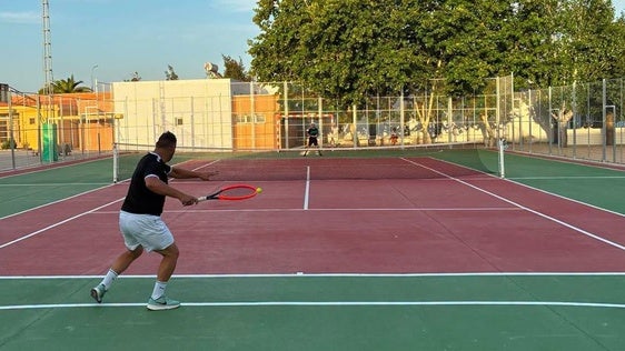 El torneo de tenis de verano reúne a nueve jugadores en la renovada pista local
