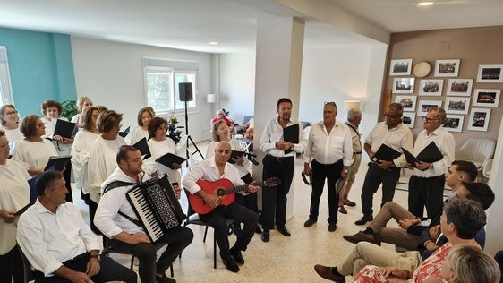 Actuación del Coro Almendro Real durante la inauguración