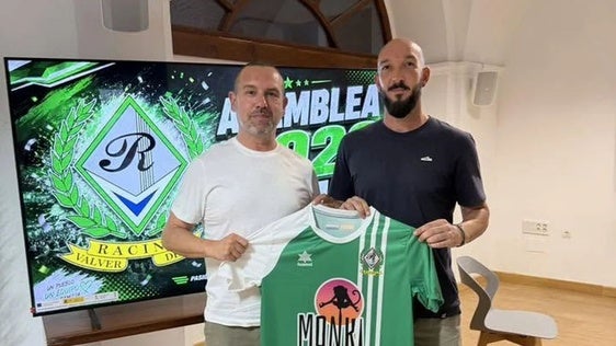 El presidente, Antonio Bravo, en la presentación del nuevo entrenador, Aitor Bravo