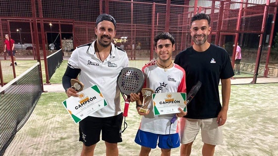 Imano y Jorge, los campeones, junto al concejal de Deportes, José Manuel Botello