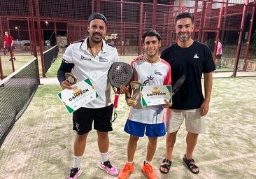 Imano y Jorge, los campeones, junto al concejal de Deportes, José Manuel Botello