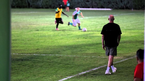 Aitor Bravo observando el juego