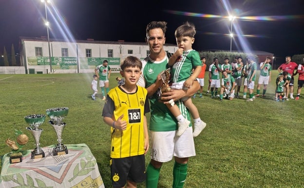 Trofeo al mejor jugador de la temporada pasada, Mati, ausente este partido