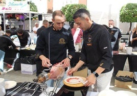 Recibiendo explicaciones para el corte del jamón