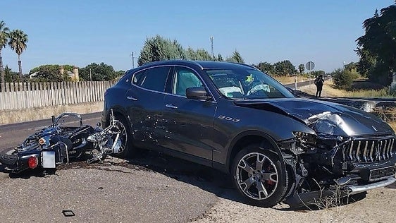 Estado en el que han quedado la moto y el coche tras el siniestro ocurrido en el kilómetro 7 de la EX-310.