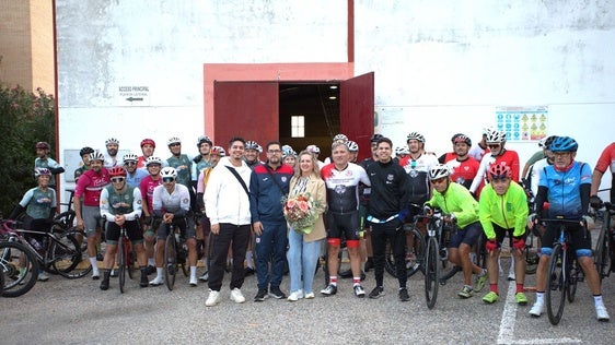 Entrega del ramo de flores a la familia de José Luis