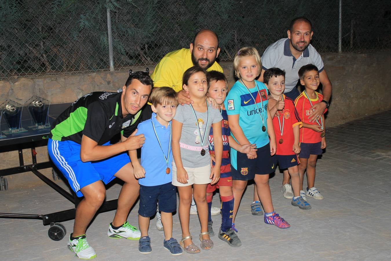 Antonio Bravo, junto a Conde y Juande, entregan las medallas a los pequeños de la AD El Cano