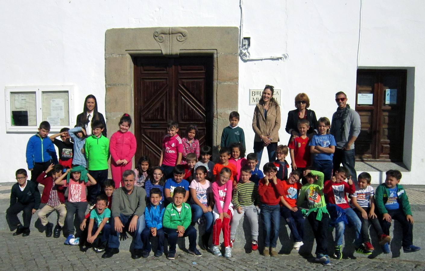 Todo el grupo en la puerta de la biblioteca