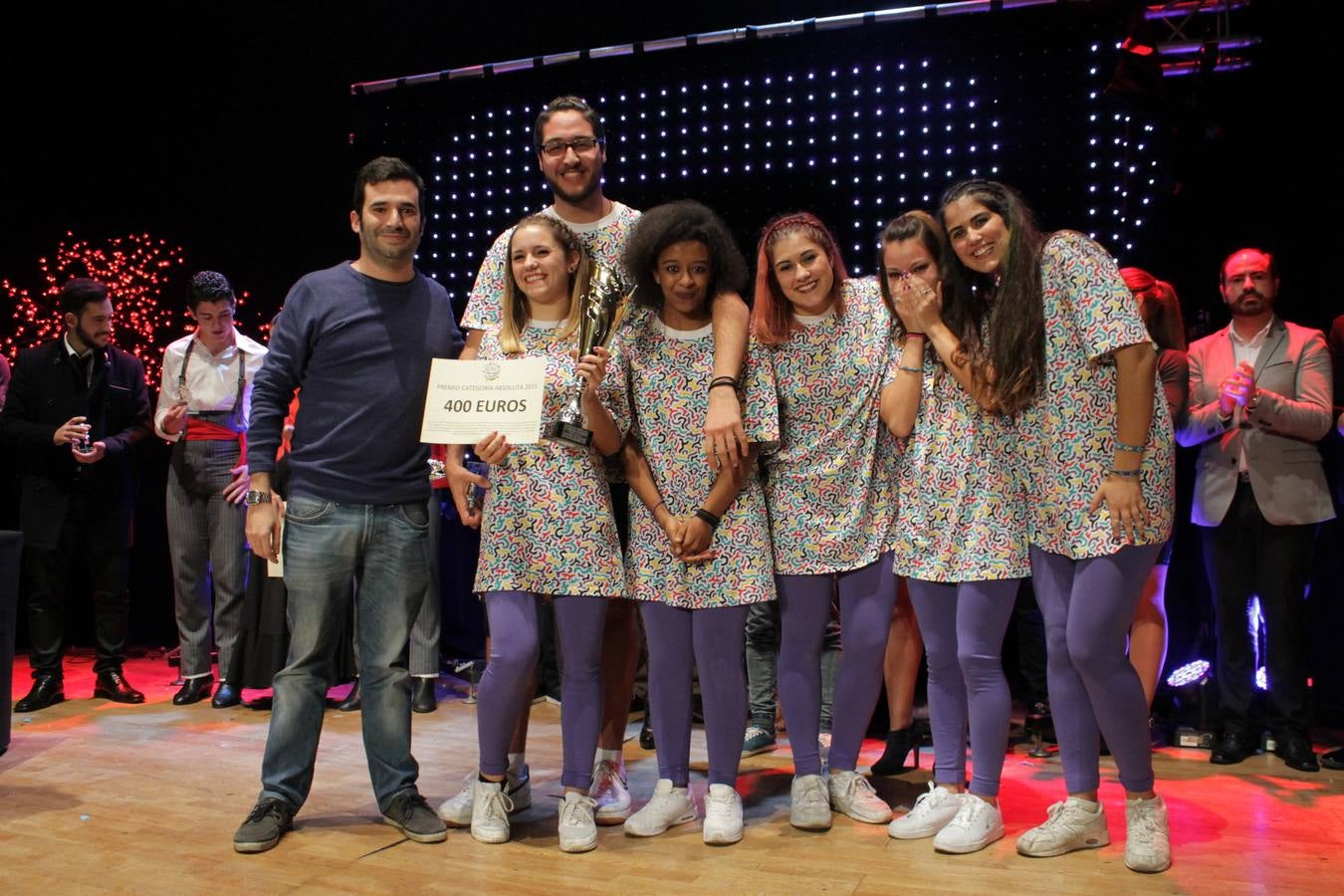 Felipe González Martín entrega el premio a los ganadores absolutos, The Kre
