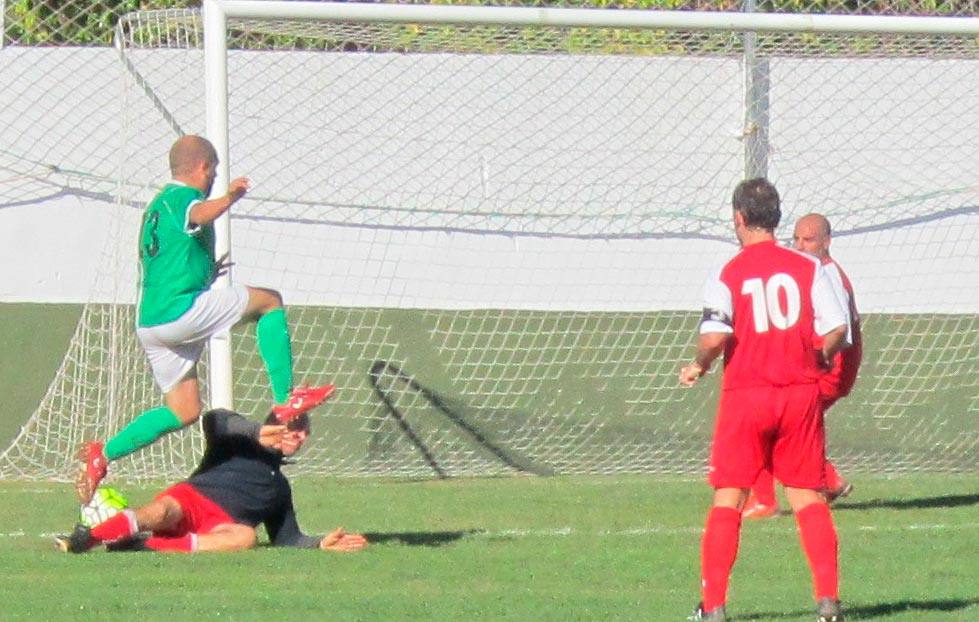 Antonio Campo intenta marcharse del portero en un encuentro durante esta temporada