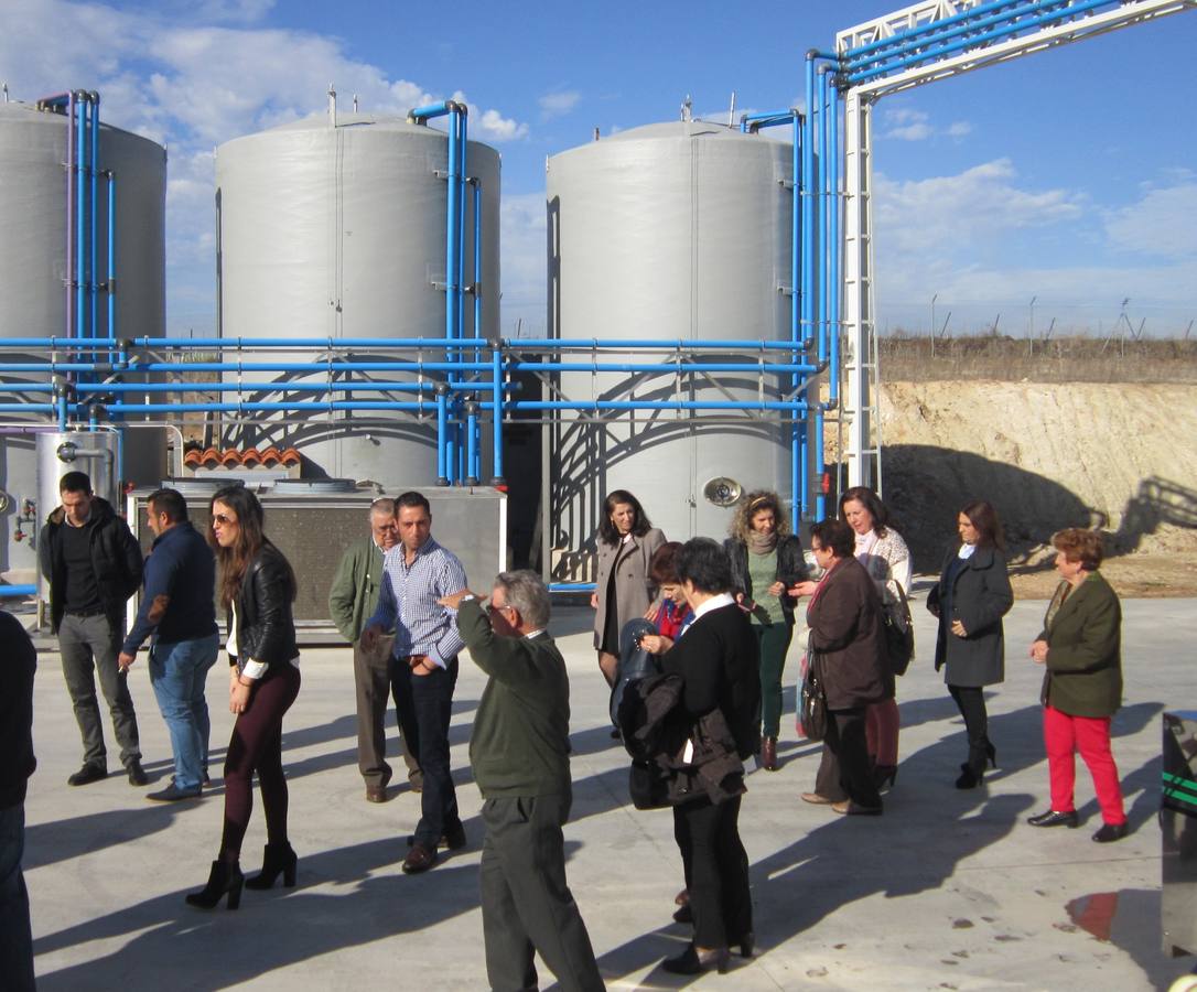 Grupo de invitados visitando las instalaciones