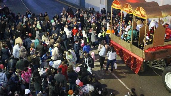 Cientos de personas esperaban alrededor de las carrozas de la cabalgata