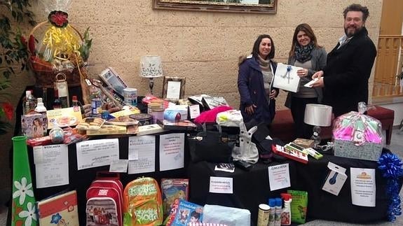 Encarna recibe la cesta de manos de Tamara y Eugenio