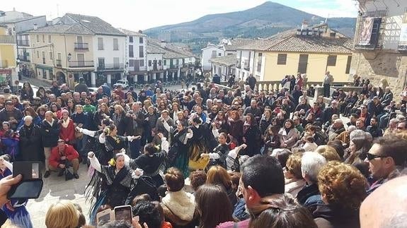 Bailes y cante de los Coros y Danzas