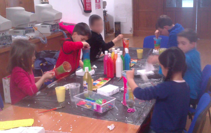 Los pequeños con las manualidades