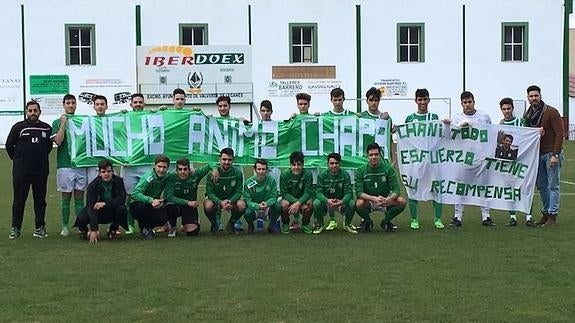 Plantilla de los juveniles con las pancartas de apoyo