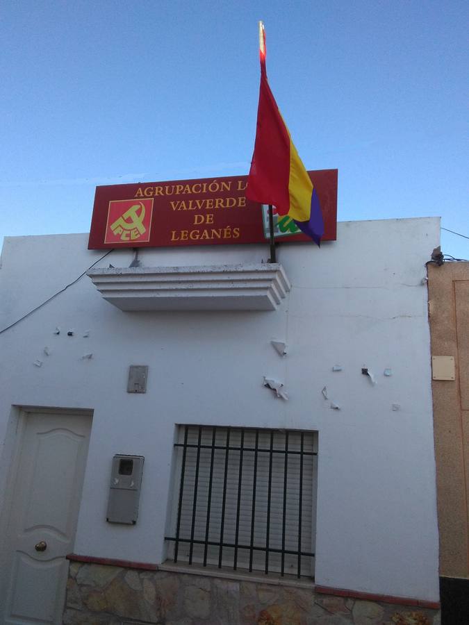 Izquierda Unida rememora el 14 de abril ondeando la bandera republicana en su sede