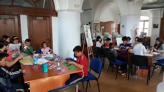 Los pequeños realizando las manuaildades
