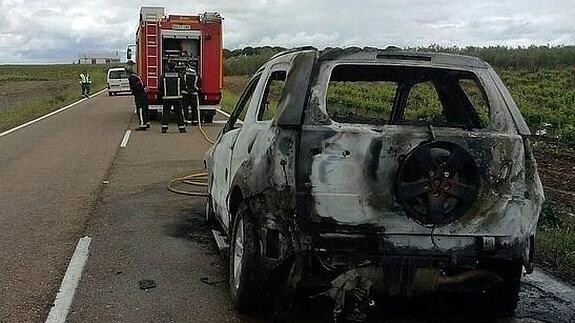 Arde un vehículo en la carretera de Badajoz