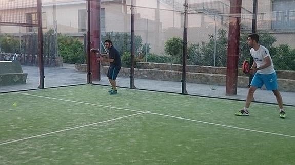 Quini y Serván disputando los cuartos de final