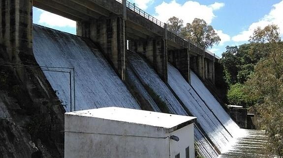 El pantano de Piedra Aguda vertiendo agua por sus cuatro aliviaderos