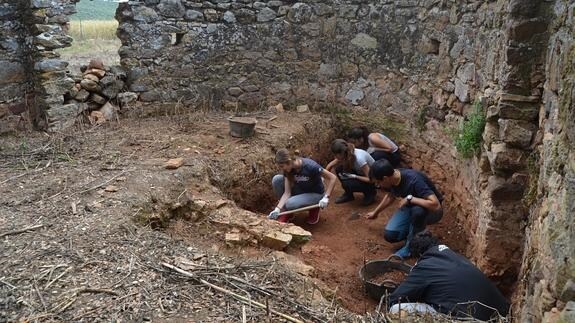 Alumnos de 3º de ESO en plenos trabajos de excavación