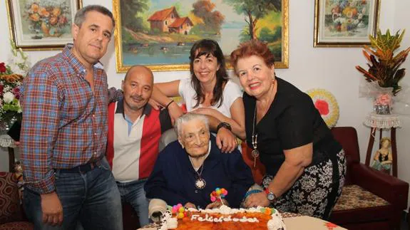 María Masera, junto a sus familiares y el alcalde de Valverde, Baldomero Jimeno
