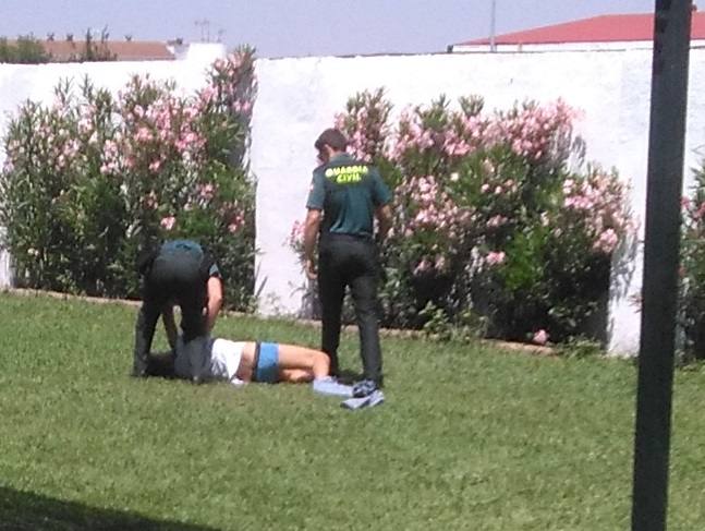 Los agentes intentando convencer al joven oliventino
