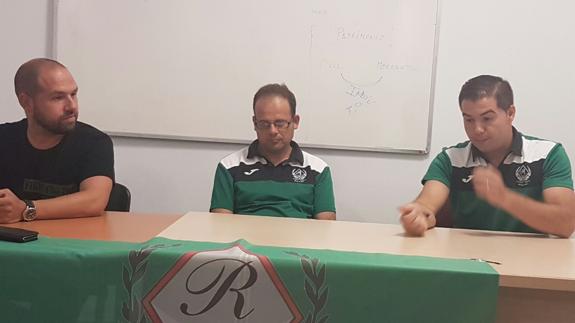 El presidente y vicepresidente, Pedro Moreno y Antonio Bravo, escuchan las indicaciones del nuevo entreandor César Cuéllar
