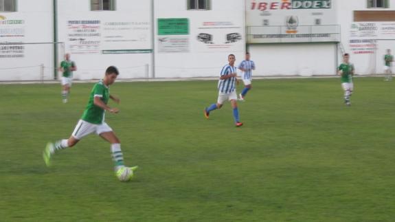 Jorge saca un balón desde atrás