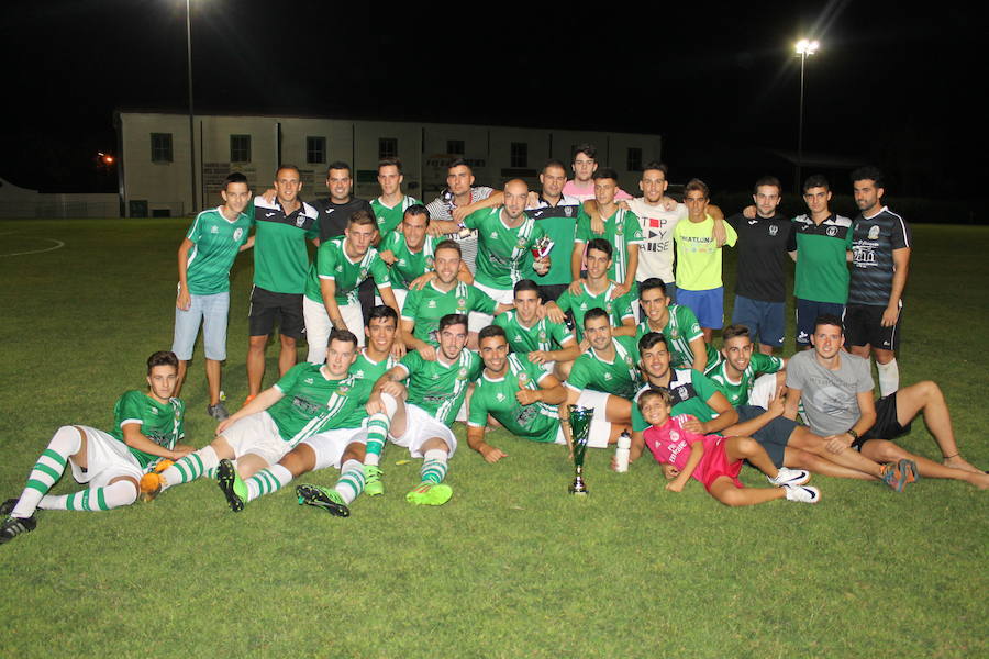 El Racing Valverdeño posa con su flamante trofeo