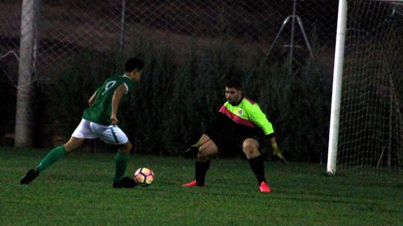 Isma regatea al portero rival en el tercero gol valverdeño