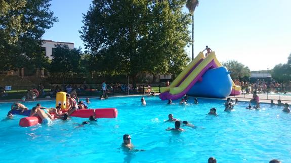 Día de más afluencia de bañistas en la piscina