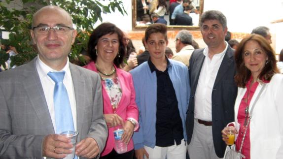 En primer plano el director del IES en un acto de graduación