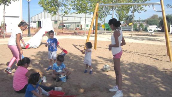 Grupo de niños jugando en el parque infantil