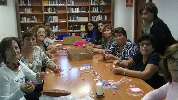 Grupo de mujeres con la elaboración de los lazos