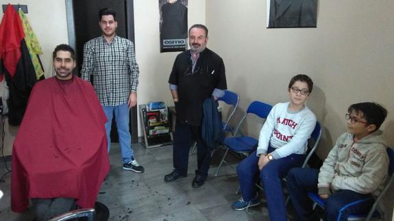 Algunos clientes aprovechándose de los descuentos del shopping local