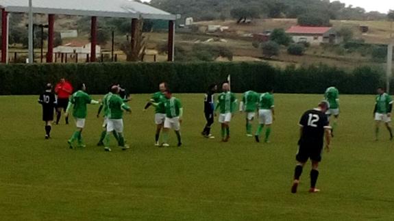 Saludo final entre ambos equipos