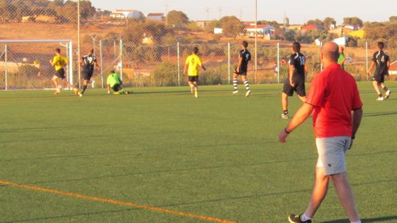 Durante un encuentro del campeonato de fútbol 7