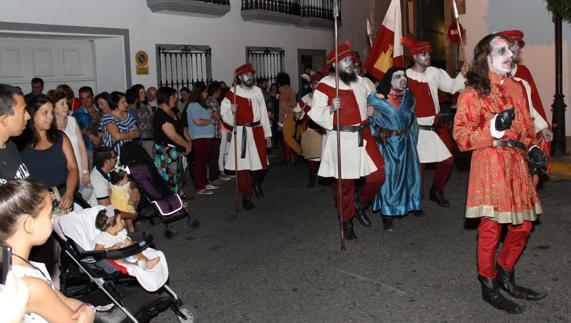La comitiva se desplaza hasta las puertas de la iglesia