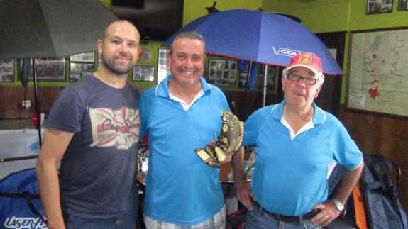 Juan Paulista, presidente de la Sociedad, recibiendo su trofeo