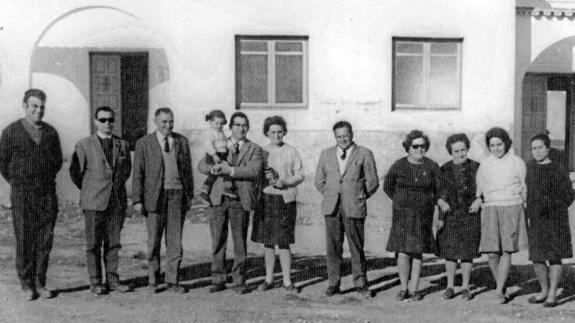 Maestros de Las Escuelas, entre los que se encuentran D. Juan Pedro y D. Leopoldo, maestros de Miguel, 3º y 4º por la izquierda