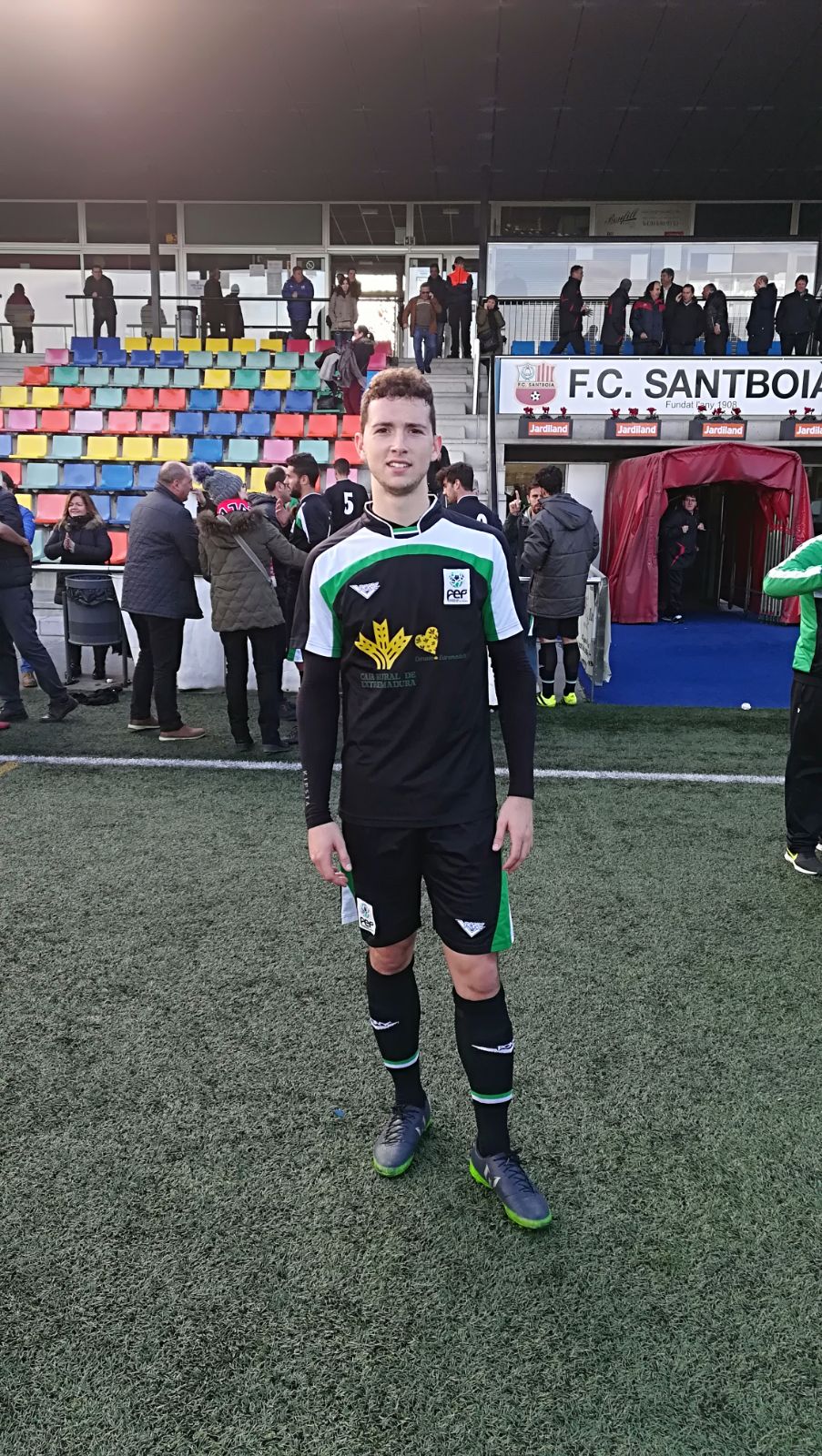 Alejandro Bravo posando con la camiseta de la Selección Extremeña de Fútbol