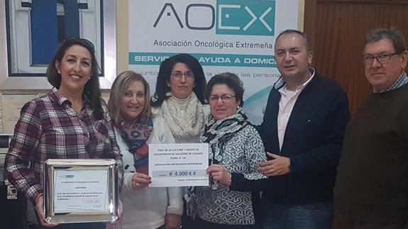 Entrega del cheque de 4.000 euros de los valverdeños a AOEX
