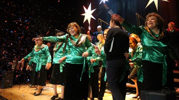 Mucha alegría en la actuación de los mayores del Hogar del Pensionista