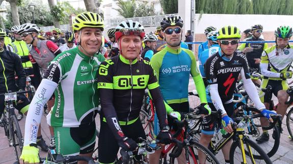 Algunos directivos de la peña junto a Alemán